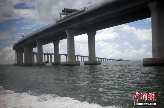 香港与澳门2025新澳正版资料最新,仔细释义、解释与落实